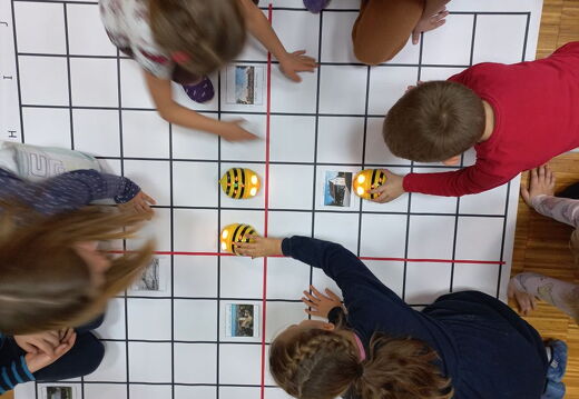 Raziskovanje naše preteklosti z Bee-Bot robotki5